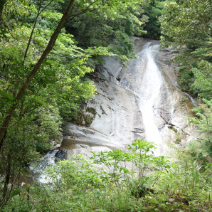 落ちる水に触れられる吾平町神野の「四つの滝」
