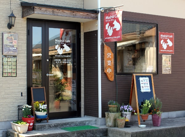 鹿屋市にあるカフェ、マドリッド・カフェ。店舗の入り口。