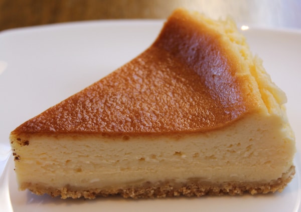 チーズケーキ：鹿屋の喫茶店「マドリッド・カフェ」の自家製ケーキ